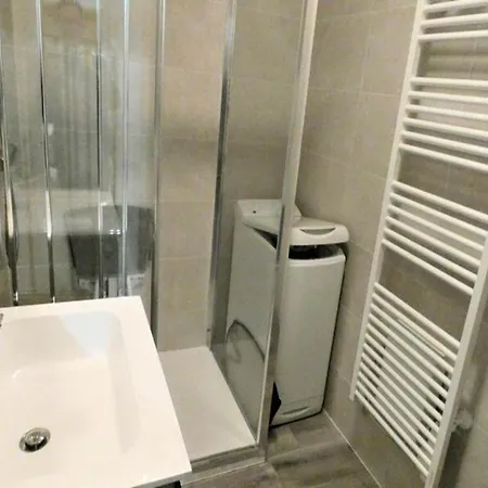 Studio For 3 People アパート エクスレバン